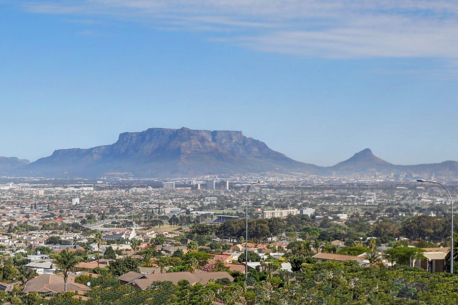 To Let 3 Bedroom Property for Rent in Loevenstein Western Cape